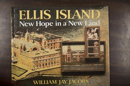 cover image of the book Ellis Island-New Hope in a New Land by William Jay Jacobs
